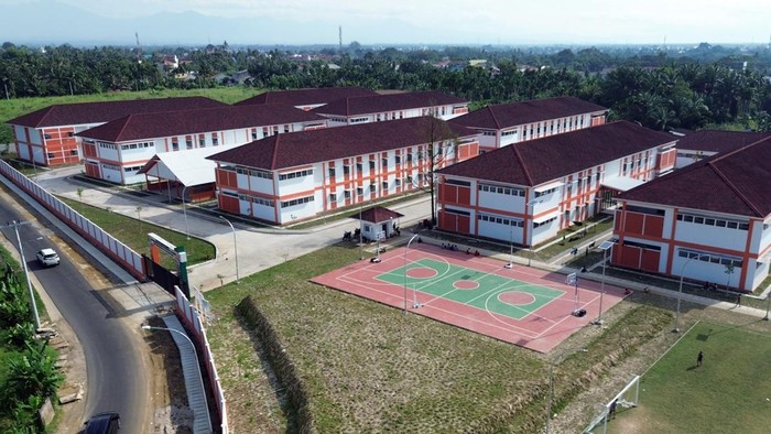 Siswa berjalan di area sekolah rakyat terintegrasi II yang selesai dibangun di Medan, Sumatera Utara, Kamis (6/8/2026). Pembangunan Sekolah Rakyat Terintegrasi II Kota Medan tersebut telah rampung dan akan menampung sebanyak 1.080  siswa SD, SMP dan SMA dengan fasilitas yang lengkap yang disediakan oleh pemerintah. ANTARA FOTO/Yudi Manar