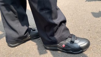BRIN Bawa Sepatu Buatan Sendiri Saat Temui Prabowo, Mau Diproduksi Massal