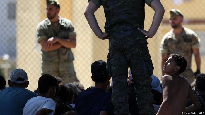 Spanyol mengerahkan pasukan militer untuk mengendalikan lonjakan migran yang berusaha memasuki wilayah otonomi Spanyol tersebut (Henry Nicholls/AFP)