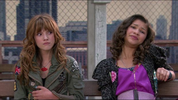 Bella Thorne dan Zendaya di Shake It Up.
