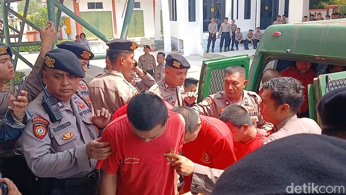 4 Terdakwa penganiaya Bripda Natanael Simanungkalit berujung Kematian saat tiba di PN Batam .