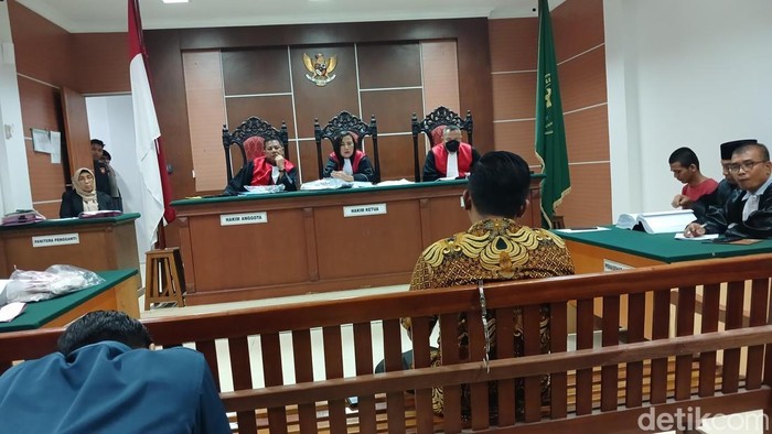 Ayah Bripda NS saat memberikan kesaksian di PN Batam.