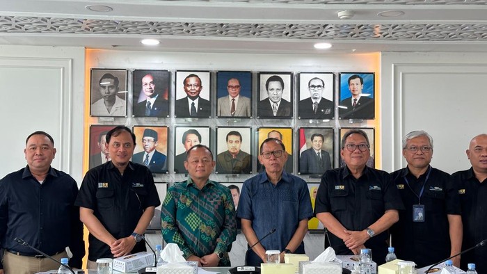 Penutupan akses jalan di atas Bendungan Lahor, Kabupaten Malang, Jawa Timur, yang berlaku sejak 1 Agustus 2026 menuai protes warga. Fraksi Partai Golkar DPR RI M. Sarmuji, didampingi Anggota Komisi V DPR RI dari Fraksi Partai Golkar Hamka B. Kady, me