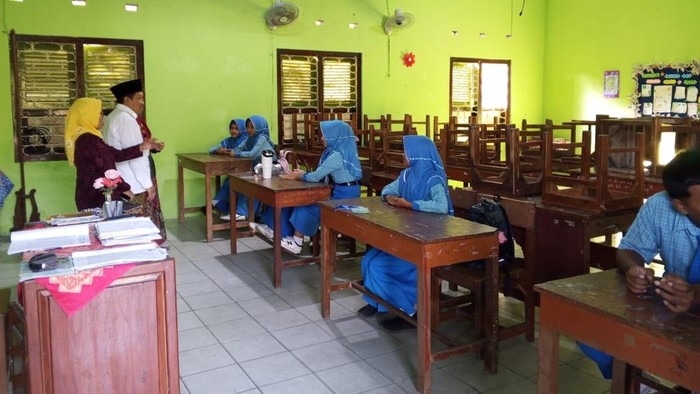 2. Tim Dindikpora saat melakukan peninjauan di SMPN 5 Rembang, hari ini (6/8).