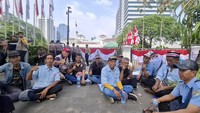 Sopir Demo, Angkot Kosong Ditinggal Berjejer di Dekat Stasiun Tebet