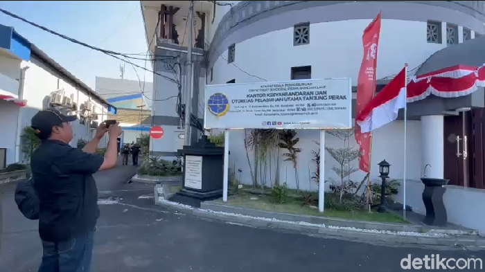 Suasana di Kantor Kesyahbandaran dan Otoritas Pelabuhan (KSOP) Utama Pelabuhan Tanjung Perak yang sepi tanpa aktivitas.