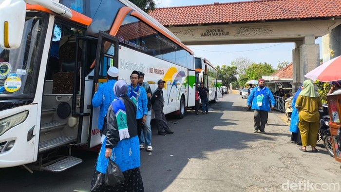 Suasana pemberangkatan 95 jemaah haji asal Kuningan yang sempat gagal berangkat karena masalah visa