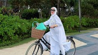 Gaya Mewah Syahrini Bersepeda di Bali, Sandal Jepit Rp 8 Jutaan Bikin Salfok