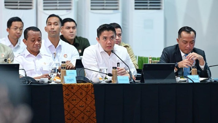 Seskab Teddy Indra Wijaya saat memberikan pengantar pertemuan periset BRIN di kompleks Istana Kepresidenan, Kamis (6/8/2026).