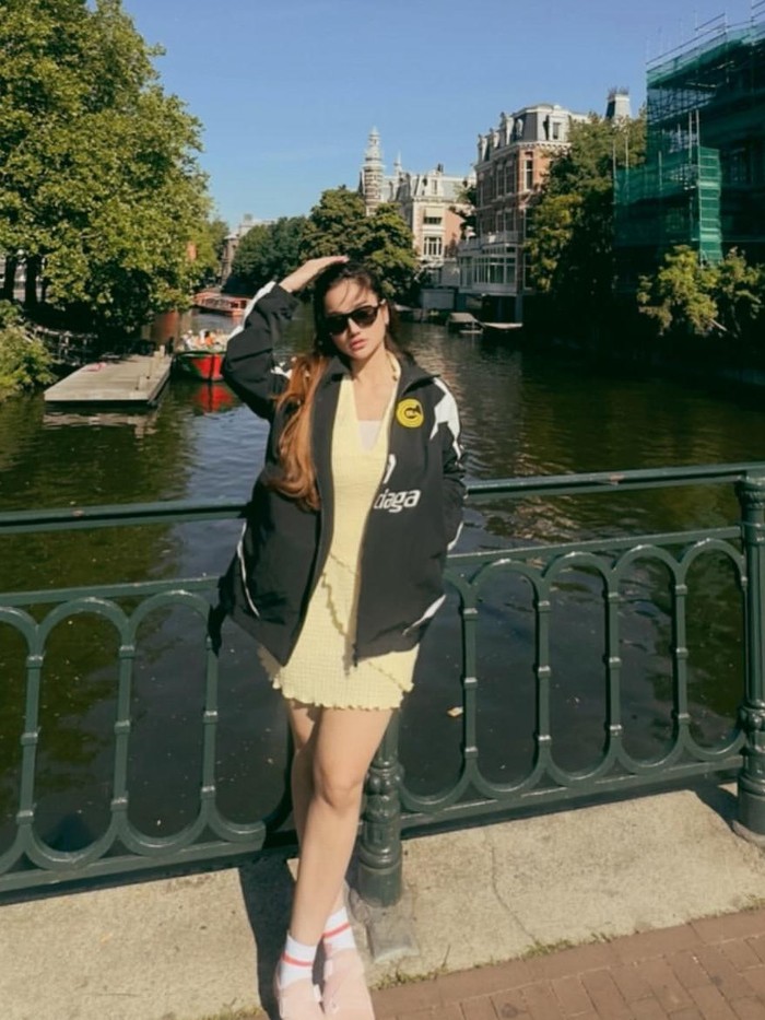 Tengku Dewi Putri kehilangan ponsel di Eropa.