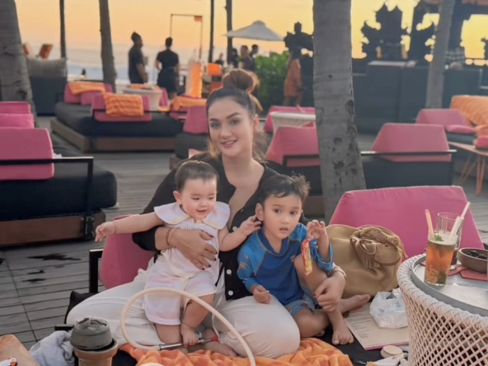 Tengku Dewi dan Andrew Andika rayakan  ultah anak terpisah.