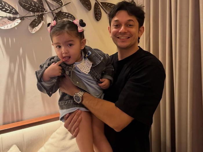 Tengku Dewi dan Andrew Andika rayakan  ultah anak terpisah.