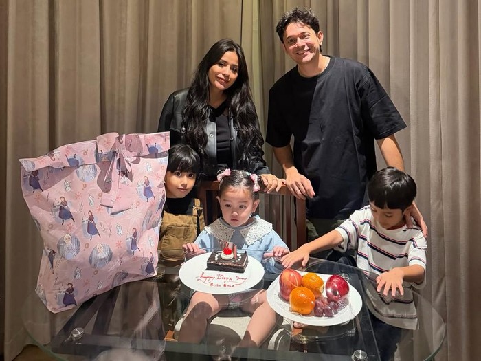 Tengku Dewi dan Andrew Andika rayakan  ultah anak terpisah.
