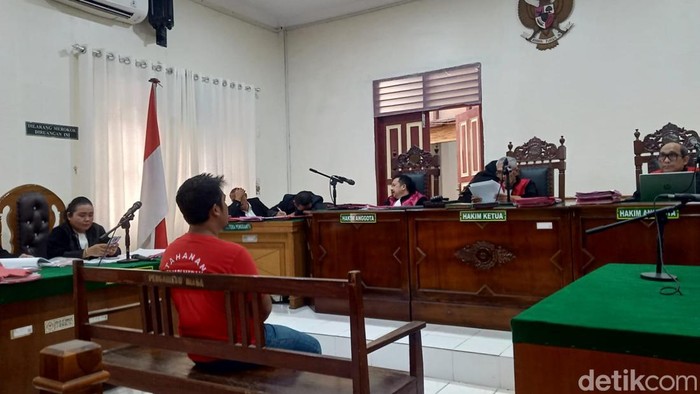 Terdakwa Arif Al Qurniawan menjalani sidang vonis di PN Medan, Kamis (6/8/2026) sore. (Foto: Juita Sinuhaji/detikSumut)