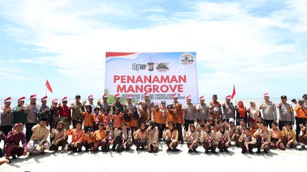 Tim Ekspedisi Merah Putih Polda Riau hadir di Pulau Rupat, membantu nelayan hingga menanam 1.000 mangrove, Kamis (6/8/2026).