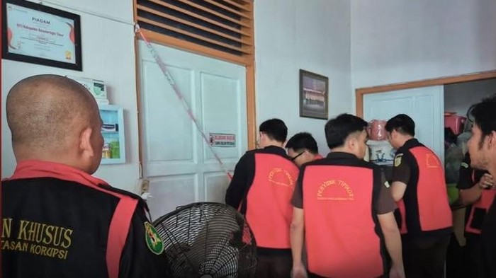 Tim Kejati Kalteng saat melakukan penggeledahan di Kantor KPU Kotim beberapa waktu lalu. (Kejati Kalteng)