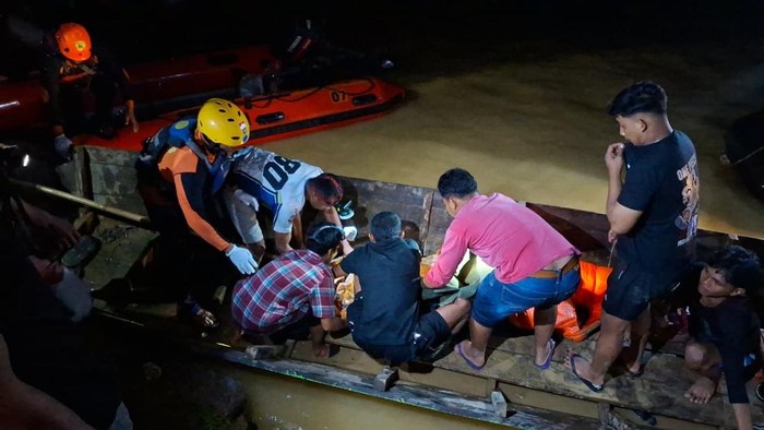 Tim SAR mengevakuasi jasad nenek yang tenggelam di Sungai Nalo Tantan, Merangin, Jambi
