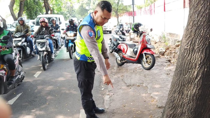TKP kecelakaan pemotor tewas usai tabrak trotoar di Depok