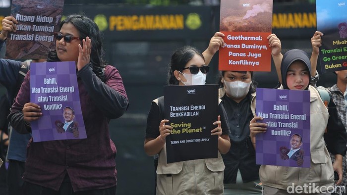 Aksi penolakan terhadap proyek panas bumi (geothermal) mewarnai kawasan depan kantor Kementerian Energi dan Sumber Daya Mineral (ESDM), Jakarta, Kamis (6/8/2026). Sejumlah aktivis dari Wahana Lingkungan Hidup Indonesia (WALHI) bersama organisasi pencinta alam menggelar unjuk rasa untuk mendesak pemerintah mengevaluasi pengembangan proyek geothermal yang dinilai berpotensi merusak lingkungan dan mengancam keberlangsungan wilayah adat.