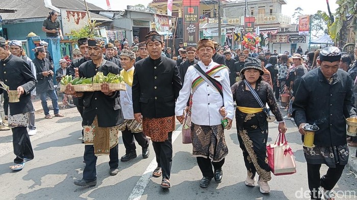 Tradisi Nyadran masyarakat Tengger tutup perayaan Hari Raya Karo di Desa Sapikerep, Probolinggo.