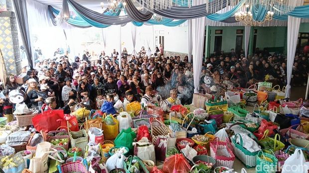 Tradisi Nyadran masyarakat Tengger tutup perayaan Hari Raya Karo di Desa Sapikerep, Probolinggo.