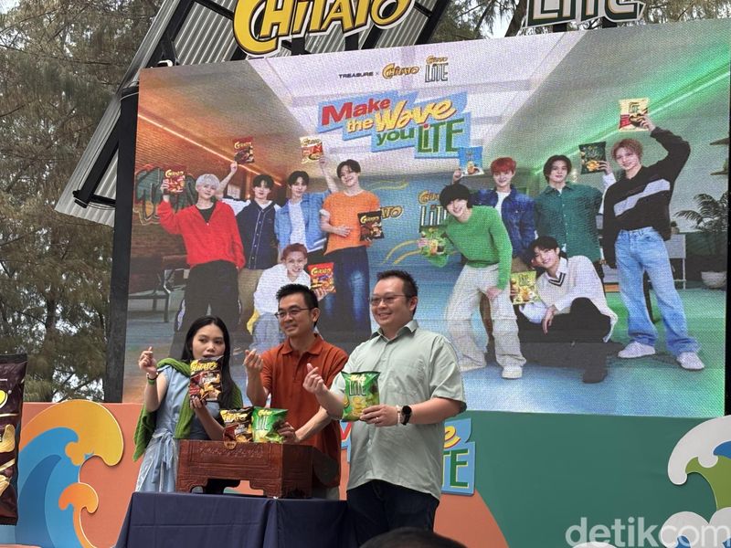 TREASURE resmi diumumkan sebagai brand ambassador snack kentang Indonesia.