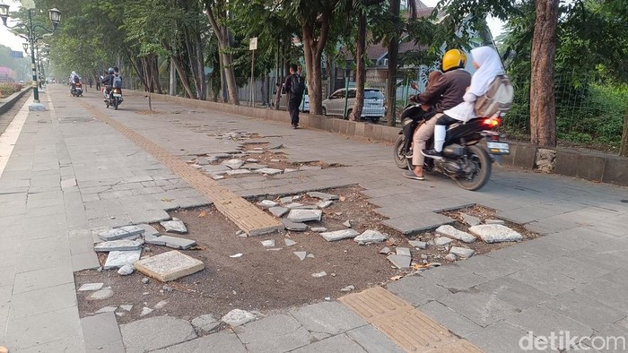 Trotoar di Jalan Alternatif Sentul, Bogor, sering dilewati motor sampai rusak. (Rizky/detikcom).