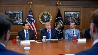 Trump Ribut dengan Menhan AS, Merasa Disesatkan Soal Pasokan Amunisi