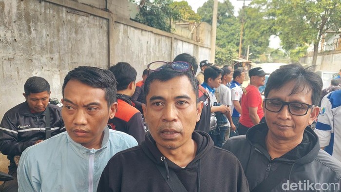 Ujang dan buruh PT. Namnam korban PHK massal saat tagih soal pesangon ke perusahaan