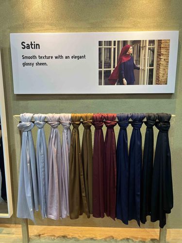 Resmi hadir di Indonesia, Uniqlo meluncurkan koleksi hijab berteknologi menggandeng selebriti berhijab, Ayudia Bing Slamet, Tantri Namirah, dan Sivia Azizah.