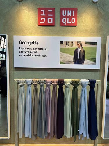 Resmi hadir di Indonesia, Uniqlo meluncurkan koleksi hijab berteknologi menggandeng selebriti berhijab, Ayudia Bing Slamet, Tantri Namirah, dan Sivia Azizah.