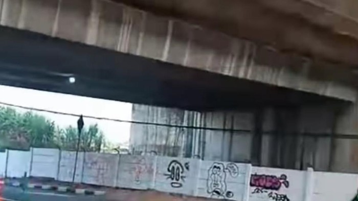 Vandalisme di flyover Tol Cisumdawu, Jatinangor, Sumedang.