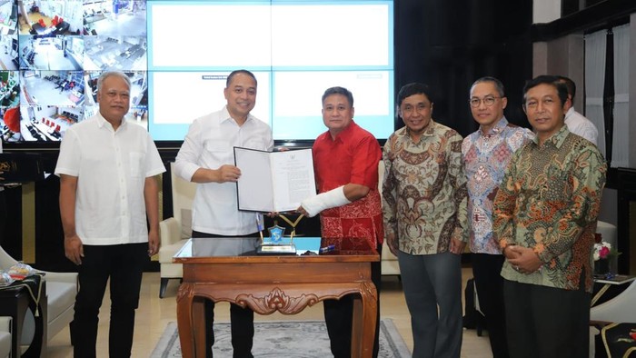 Walkot Eri serahkan SK kepada Direksi baru PAM Surya Sembada Surabaya