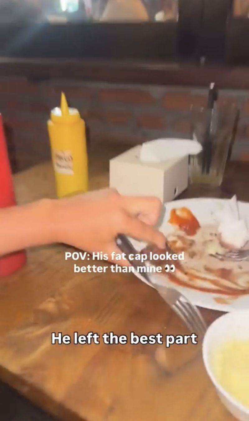 Wanita Ini Nekat Makan Steak Bekas Pelanggan Lain, Videonya Tuai Kritik Wanita Ini Nekat Makan Steak Bekas Pelanggan Lain, Videonya Tuai Kritik