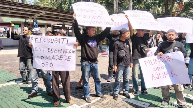 Warga Desa Wonogiri, Kecamatan Kajoran, mendatangi Kejaksaan Negeri Kabupaten Magelang, Kamis (6/8/2026).
