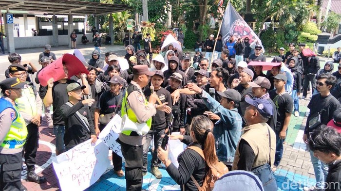 Warga Desa Wonogiri, Kecamatan Kajoran, mendatangi Kejaksaan Negeri Kabupaten Magelang, Kamis (6/8/2026).
