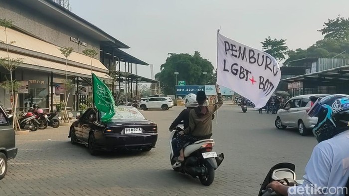 warga pasang spanduk tolak LGBT di cafe Cianjur