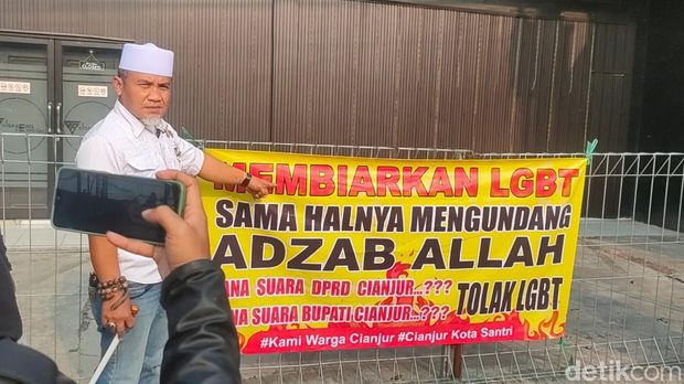 warga pasang spanduk tolak LGBT di cafe Cianjur warga pasang spanduk tolak LGBT di cafe Cianjur