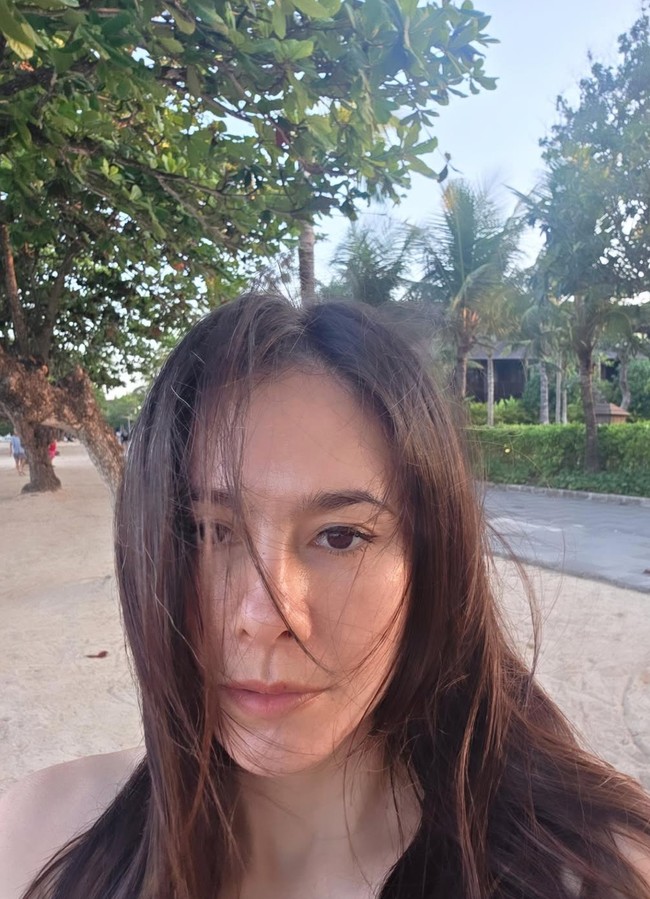 Wulan Guritno tampil percaya diri memamerkan kulit wajahnya kini. Jauh lebih sehat, kulit wajahnya kini jauh lebih mulus dan glowing. Foto: Instagram/@wulanguritno