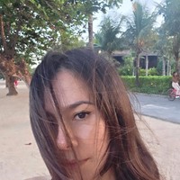Dewy skin. Happy skin happy life. Dulu mana bisa foto bareface begini.. Swipe buat proses after too before, tulis keterangan dalam unggahannya. Foto: Instagram/@wulanguritno