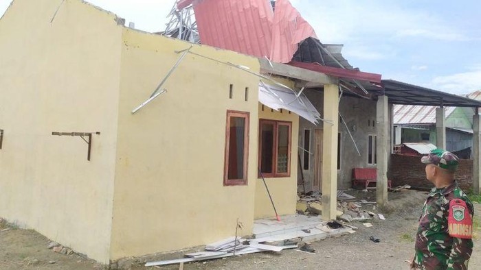 7 rumah dan 1 ruko rusak akiat angin kencang di Aceh Besar (dok. Antara)