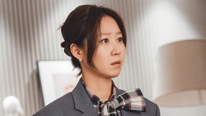 Dalam foto terbaru A Bona Fide Killer, Yu Bo Na terlihat shock ketika mendengar pengakuan Oh Hyun Nam. Dia juga tampak memegang botol kosong yang tadinya berisi racun. (Foto: dok. MBC)