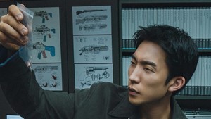 Sementara Lee Dong Jin (Lee Sang Yi) terlihat serius memperhatikan sebuah barang bukti. Mungkin terkait Kingfisher? Jangan ketinggalan episode 3 A Bona Fide Killer, guys! (Foto: dok. MBC)