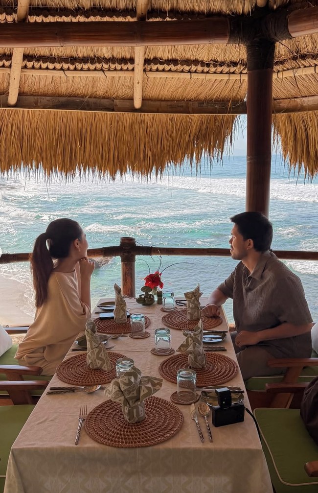 Aaliyah Massaid dan Thariq tengah menikmati keindahan alam di Sumba. Keduanya diketahui bertolak ke sana tak hanya sekedar untuk berlibur, melainkan juga merayakan anniversary pernikahan ke-2. Foto: Instagram/@aaliyah.massaid
