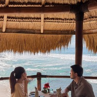Aaliyah Massaid dan Thariq tengah menikmati keindahan alam di Sumba. Keduanya diketahui bertolak ke sana tak hanya sekedar untuk berlibur, melainkan juga merayakan anniversary pernikahan ke-2. Foto: Instagram/@aaliyah.massaid