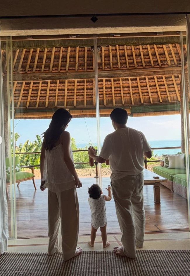 Aaliyah bersama suami dan putranya, Arash, menginap di resort mewah, NIHI Sumba. Dari website penginapan diketahui bahwa biaya untuk menginap di resort tersebut bisa mencapai sekitar Rp 71 juta per malam. Foto: Instagram/@aaliyah.massaid