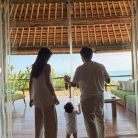 Aaliyah bersama suami dan putranya, Arash, menginap di resort mewah, NIHI Sumba. Dari website penginapan diketahui bahwa biaya untuk menginap di resort tersebut bisa mencapai sekitar Rp 71 juta per malam. Foto: Instagram/@aaliyah.massaid