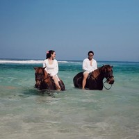 Dalam unggahannya Aaliyah juga membagikan momen dirinya dan suami yang kompak berkuda di laut. Keduanya tampil kompak dalam balutan busana berwarna putih. Foto: Instagram/@aaliyah.massaid