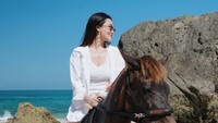 Gaya Aaliyah Massaid Liburan di Resort Mewah Sumba, Momen Berkuda Curi Atensi
