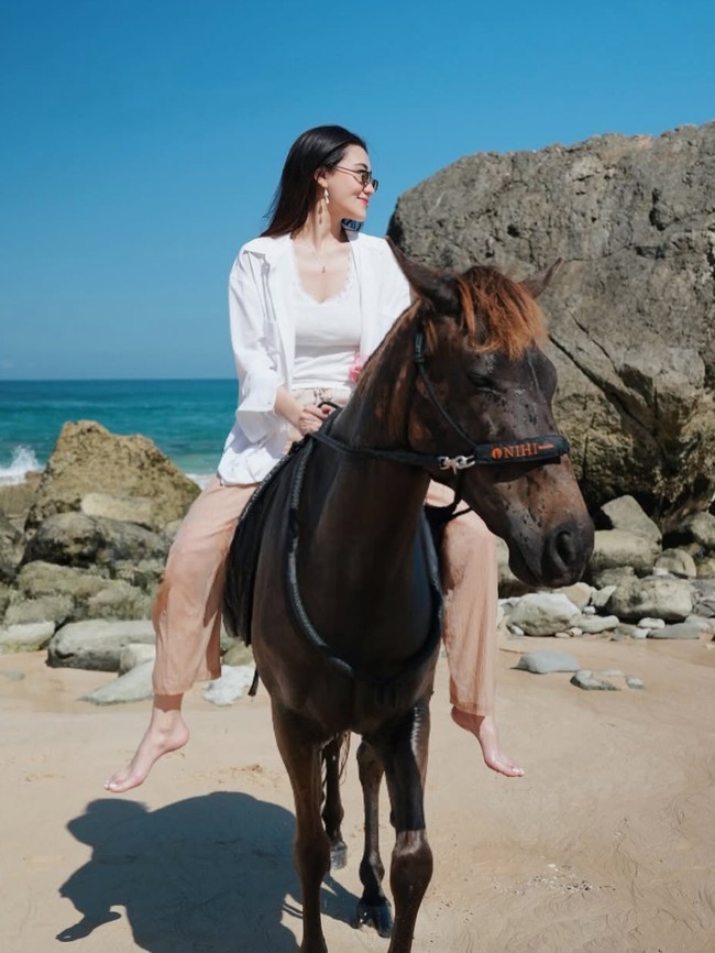 Gaya Aaliyah Massaid Liburan di Resort Mewah Sumba, Momen Berkuda Curi Atensi